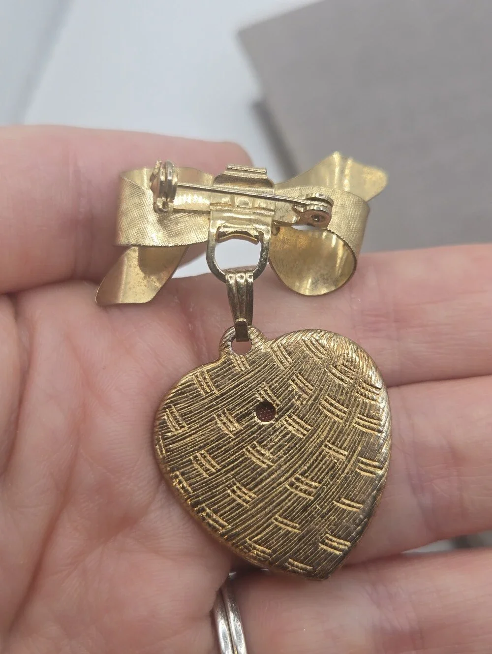 Vintage Gold Dangling Heart Bow Photo Brooch Pin VTG PTL Locket Shape Romantic